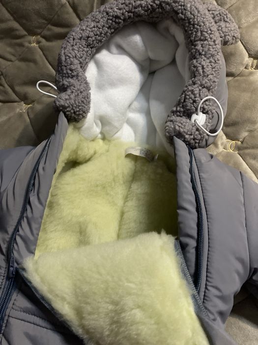 Продам дитячий зимній комбінезон на 3-6 місяців