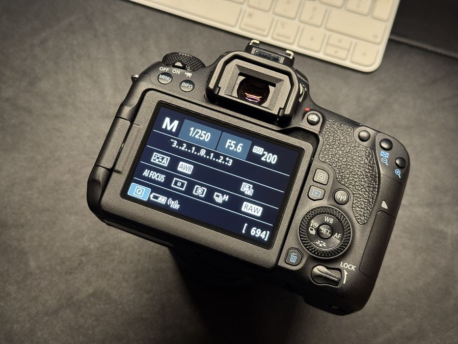 Lustrzanka Canon EOS 77d + obiektyw Canon EF-S 18-135mm