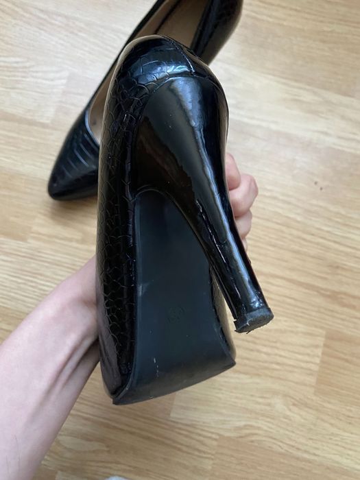 Czarne eleganckie buty na obcasie - lakierowane  - rozmiar 39