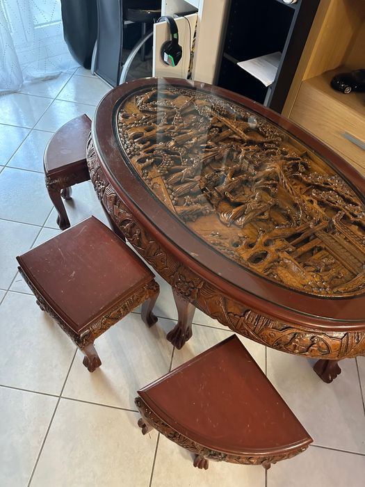 Продам різьблений столик