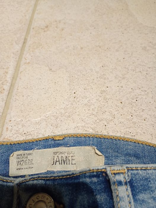 Spodnie jeansowe z dziurami