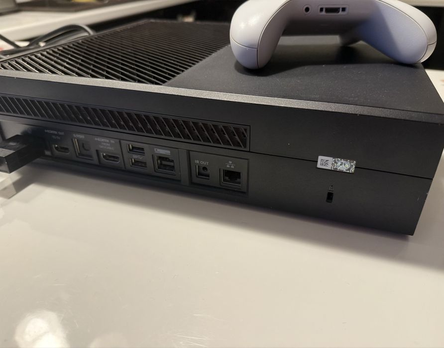 Xbox ONE model 1540 z padem