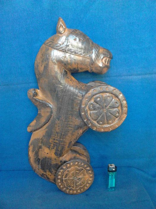 Cavalo com rodas em madeira talhada maciça