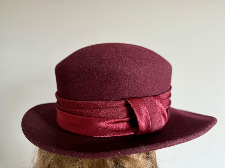 Elegancki kapelusz w kolorze bordowy