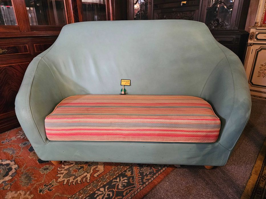 Sofá em pele de cor verde muito claro - Pequenas m