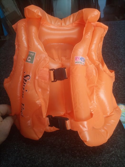 Нова  жилетка  для  дітей