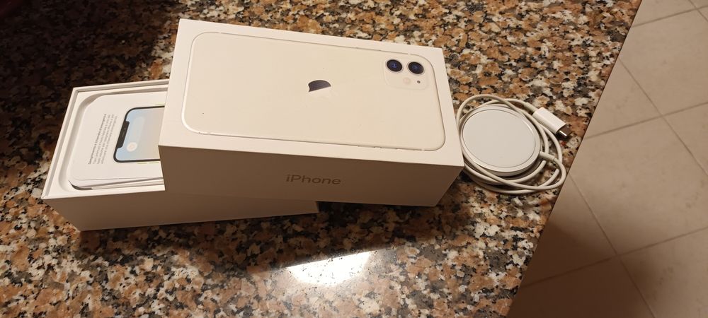 Caixa iphone 11 e carregador sem fios