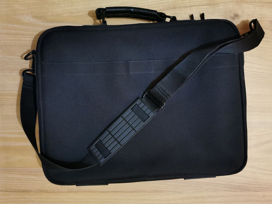 Czarna torba na laptopa, dużo kieszeni