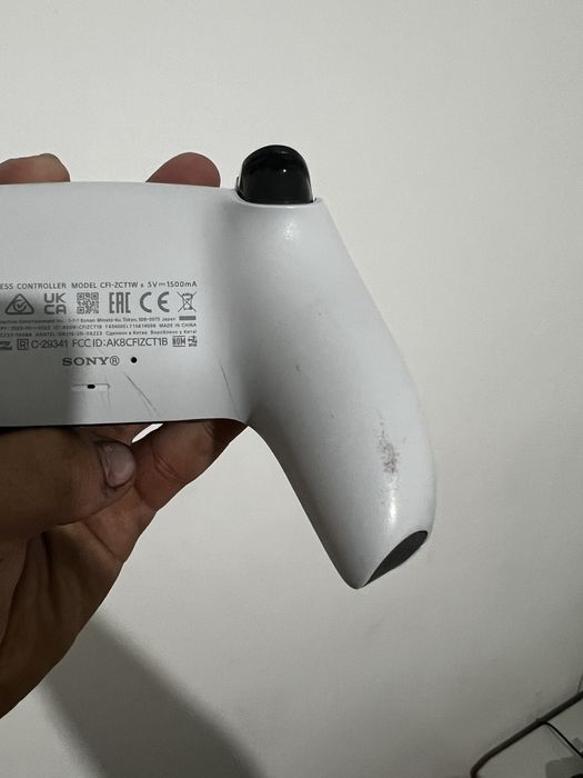 Comando PS5 com marcas de uso