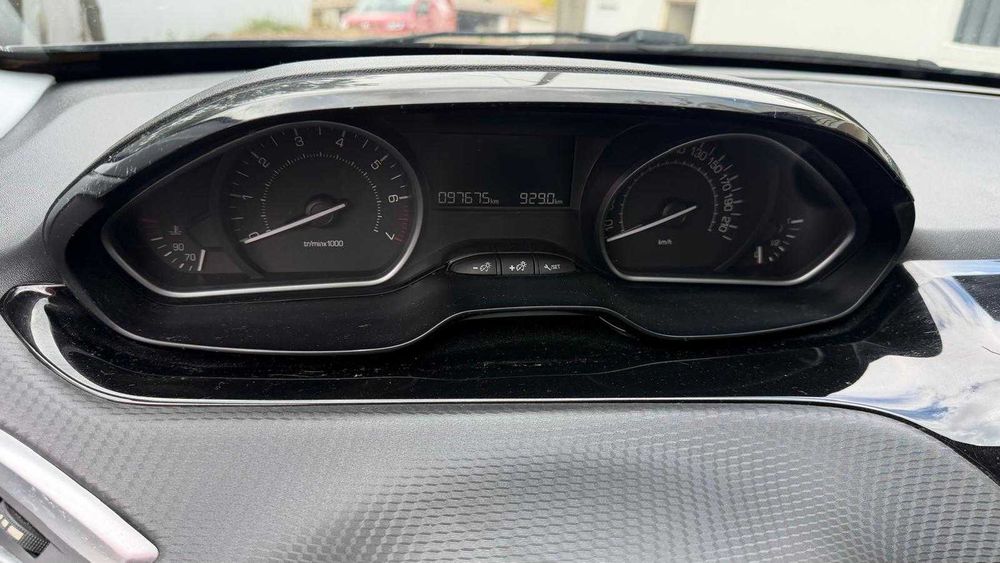 Peugeot 208 Signature 2019