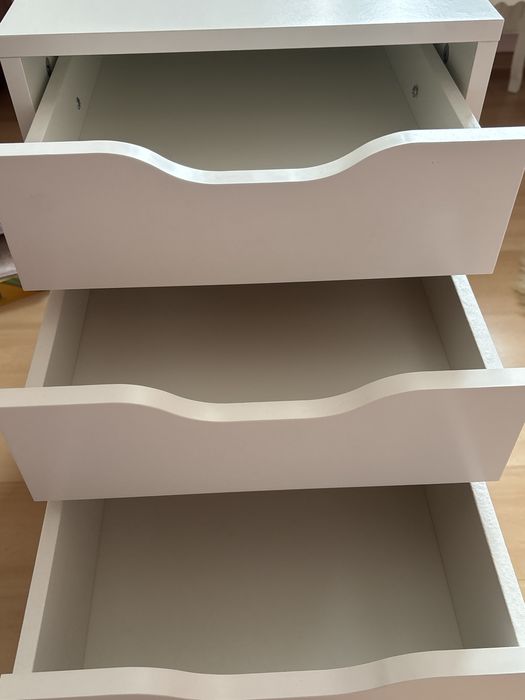 Biała szafka na kółkach