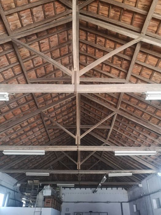 OPORTUNIDADE: Armazém com Potencial para Habitação Excelente oportunidade para investimento ou instalação do seu negócio.