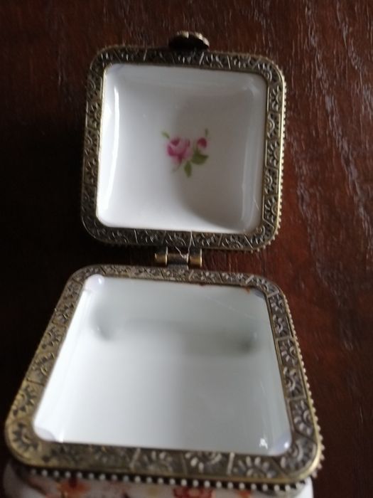 Pequena caixa em porcelana NAV