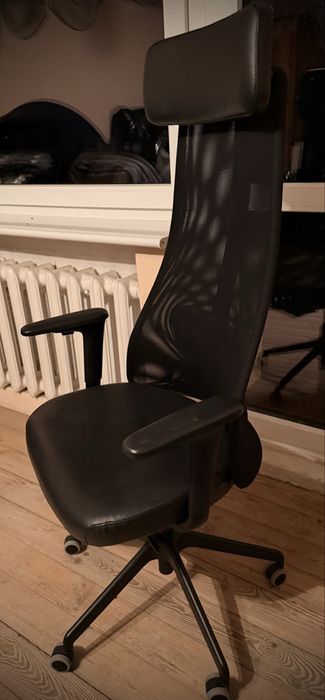 Czarne krzeslo biurowe IKEA