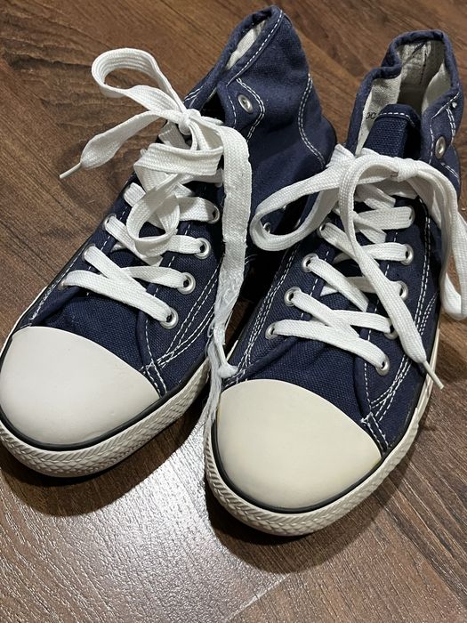 сині кеди на шнурках