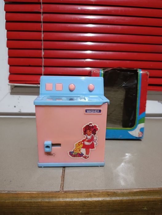 Це іграшка, яка імітує побутову техніку, популярна в 1980-х роках.