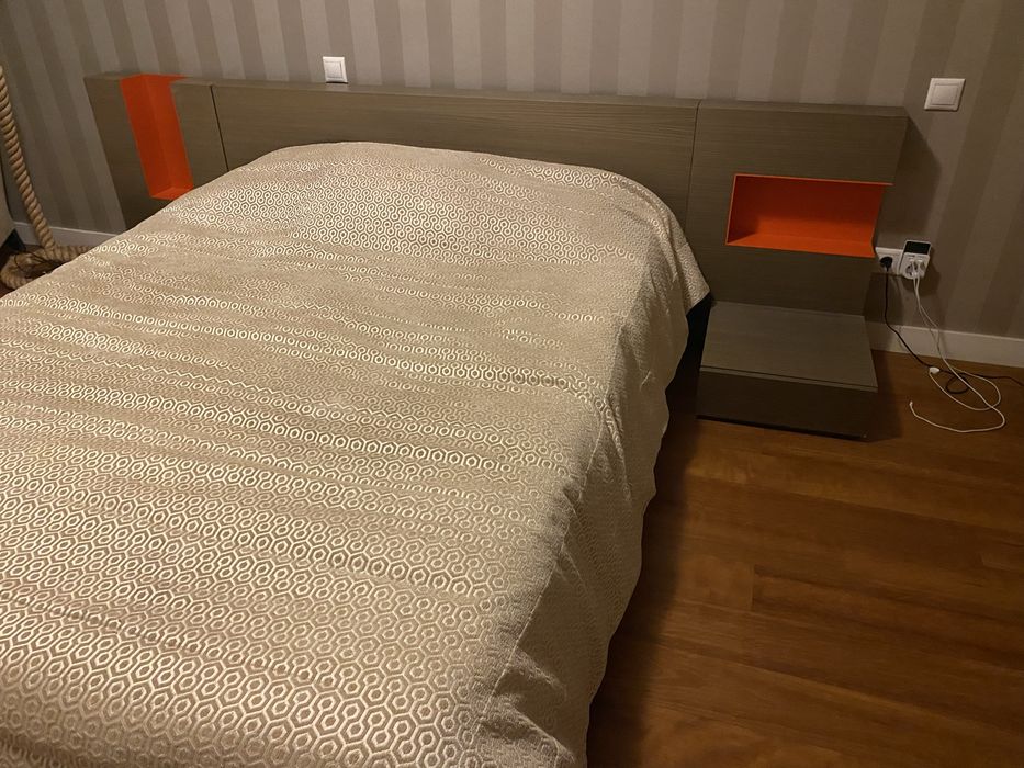 Cama de Casal Ebanis com Mesas de Cabeceira Incluídas