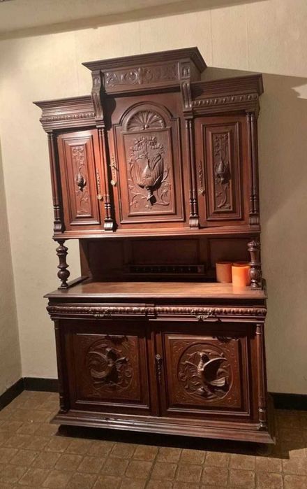 kredens antyk z motywami myśliwskimi