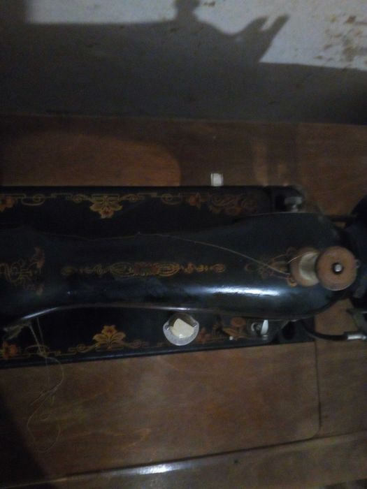 Продам швейную машинку со станиной .