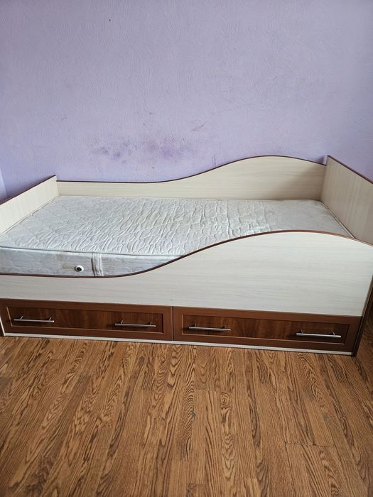 Продається ліжко з матроцом. Б. У.  У гарному  стані . .