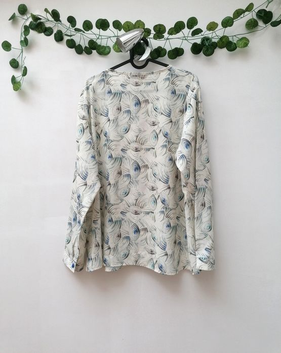Blusa Creme com Padrão e Pormenores Azuis