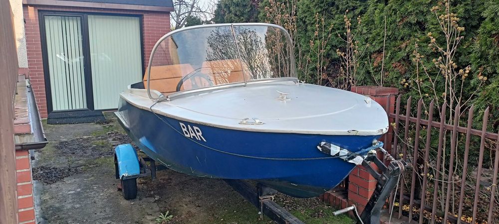 Motorówka z silnikiem i przyczepą łódź