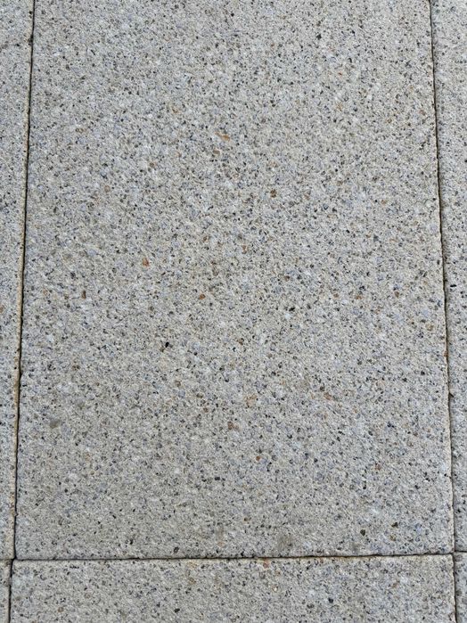 Palete inteira de ladrilhos novos para pavimento exterior