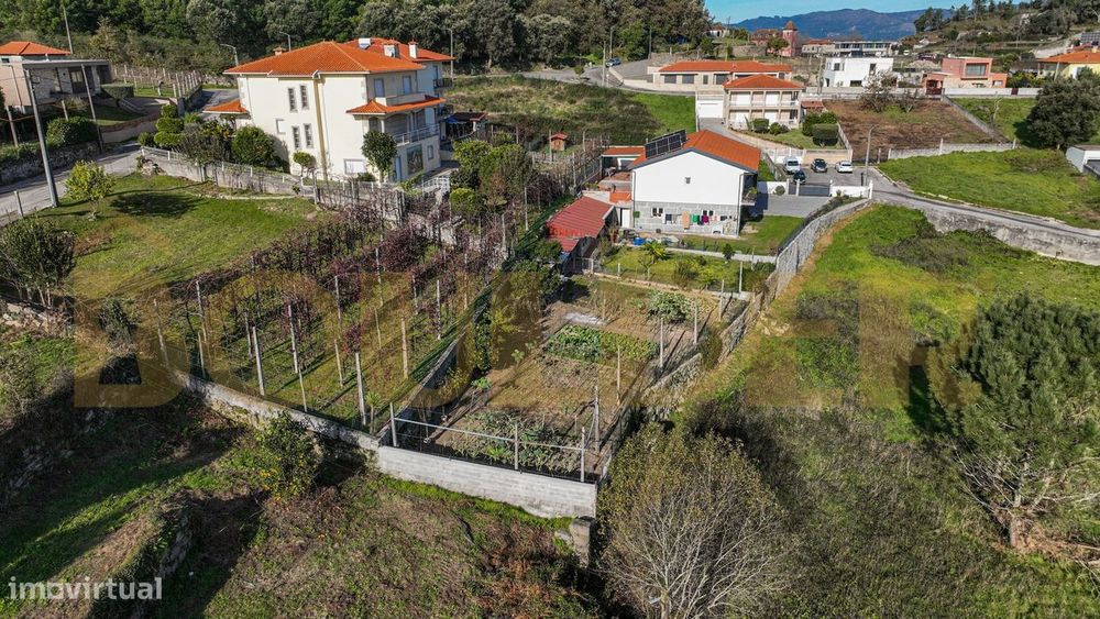 Moradia T3+T1 em Lanhoso