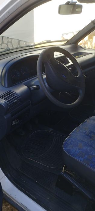 Carrinha com material de construção para despachar