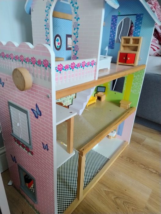 Domek drewniany z mebelkami drewnianymi i windą