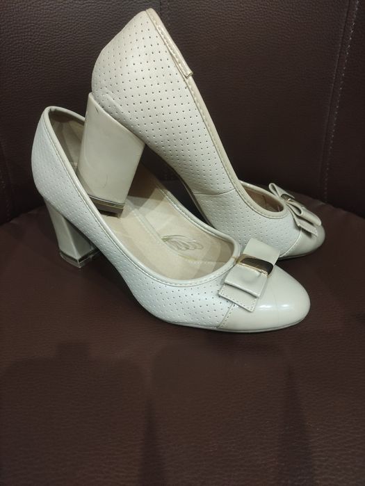 Beżowe buty z kokardkami