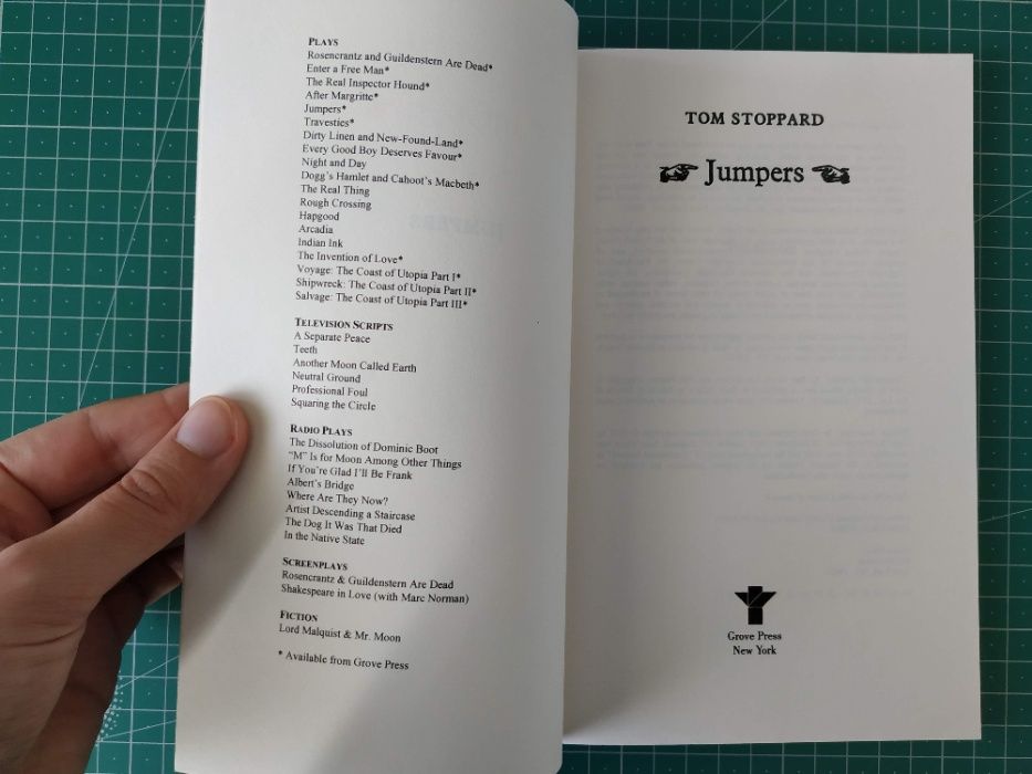 Peça de teatro "Jumpers", de Tom Stoppard. Em inglês