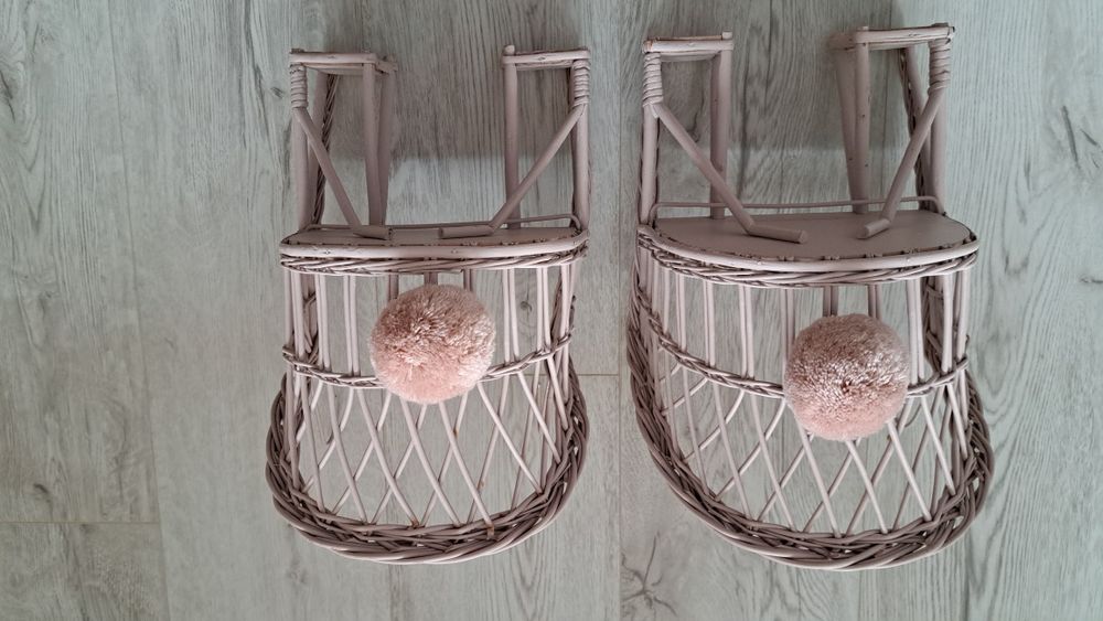 Koszyk wiklinowy rowerowy dla lalek brudny róż pompon