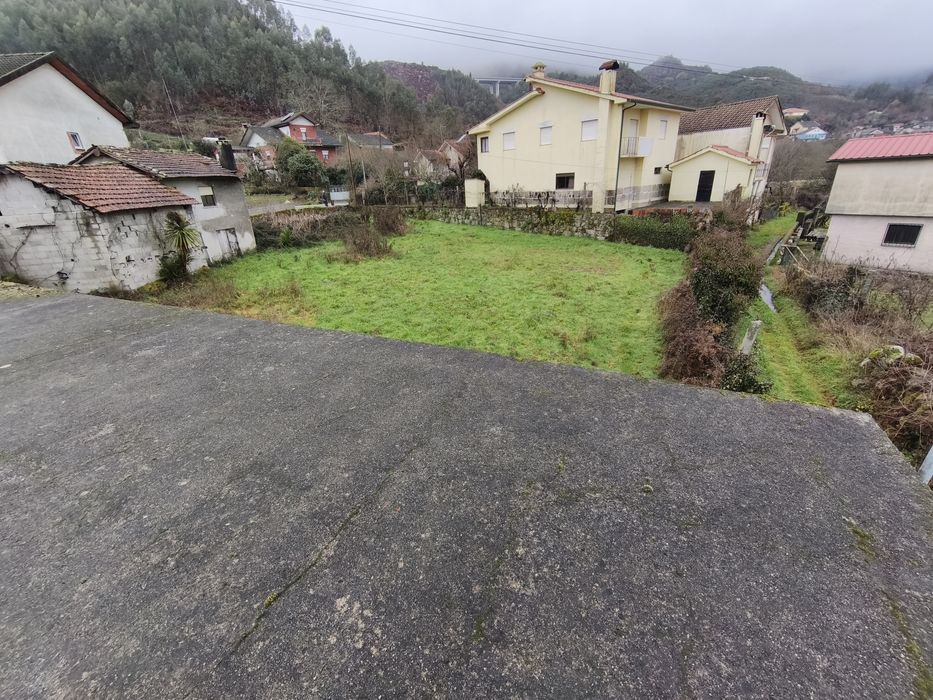 Terreno com construções