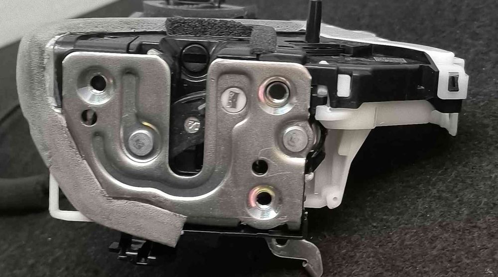 Fechadura / Fecho Porta Trás Esquerdo - NISSAN QASHQAI II