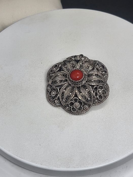 Брошь серебро коралл