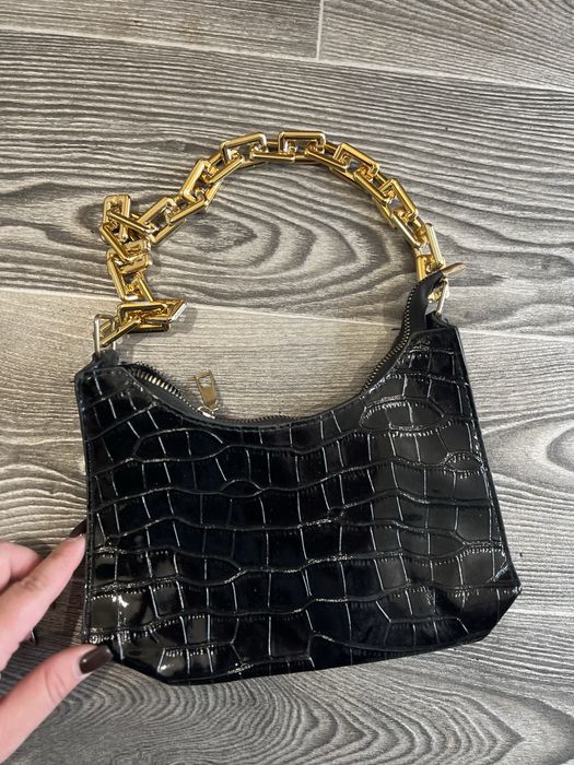 Сумочка лакова з ланцюжком