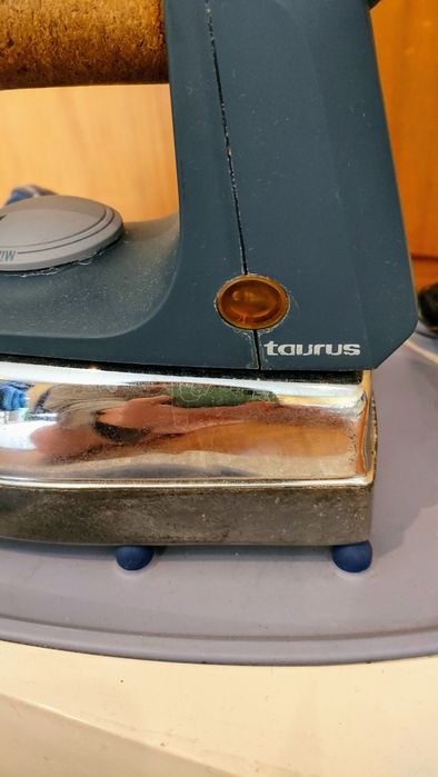 Ferro de engomar com caldeira