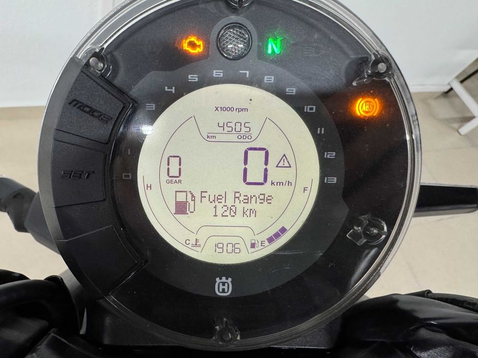 Husqvarna Svartpilen 401 (8/2022)