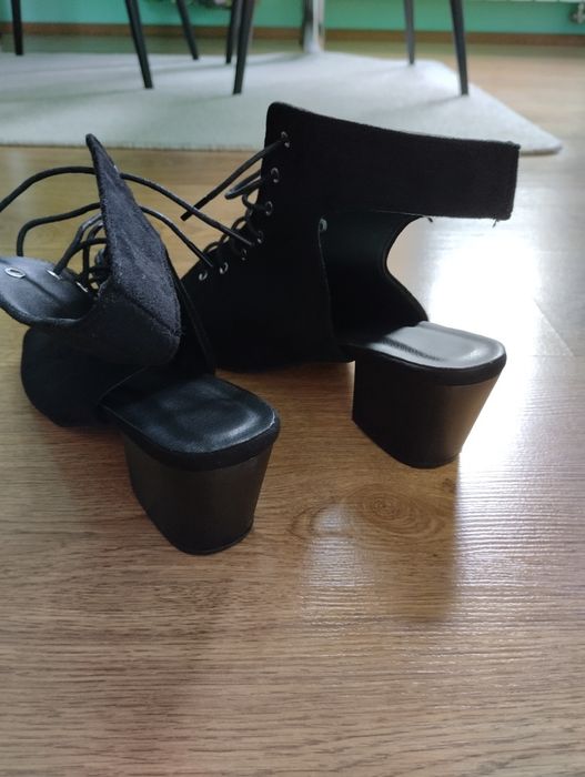 Buty na słupku  z odkrytymi palcami i piętą