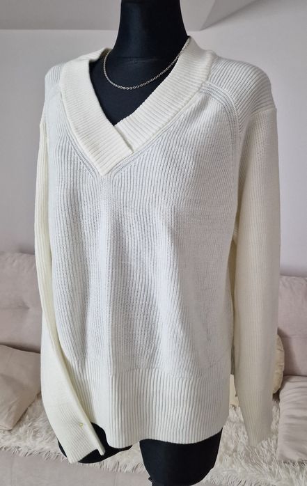 Sweterek z dekoldem ecru" Next".