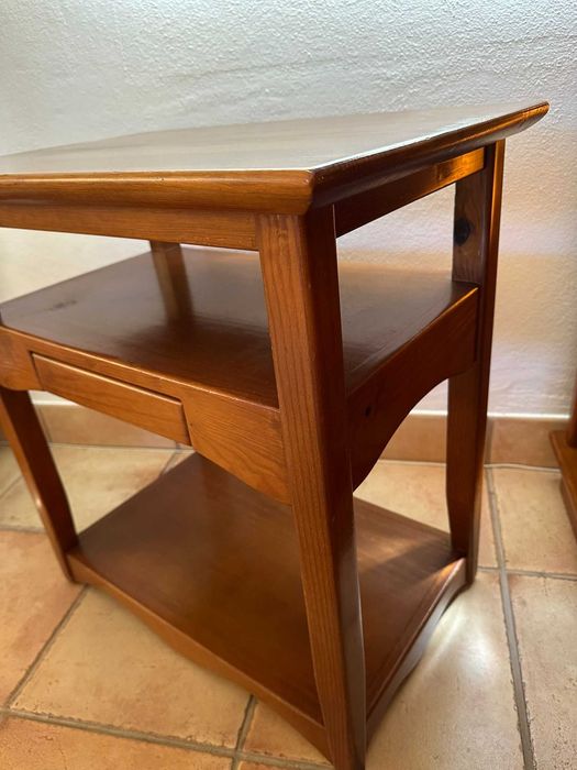 Mesa de Madeira Maciça com Rodas – Durável e Funcional