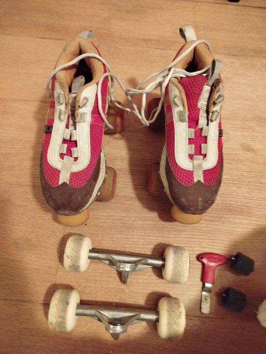 Patins de quatro rodas.