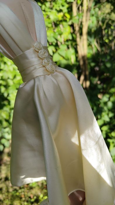 Stojak na biżuterię sukienka biała