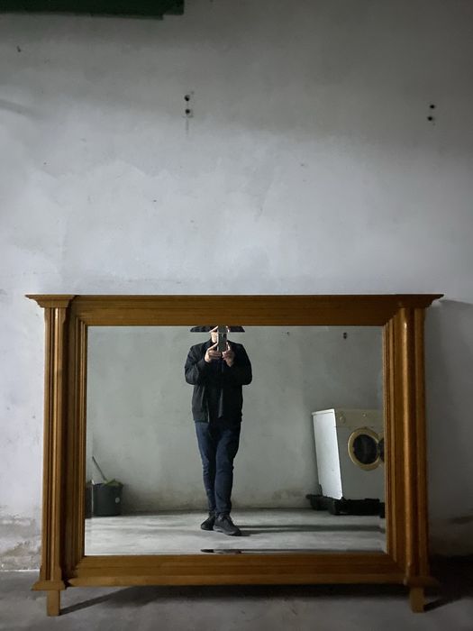 Espelho com moldura em madeira