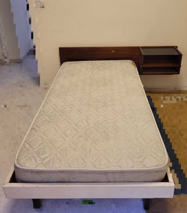 2 camas solteiro e uma de casal + colçhões.