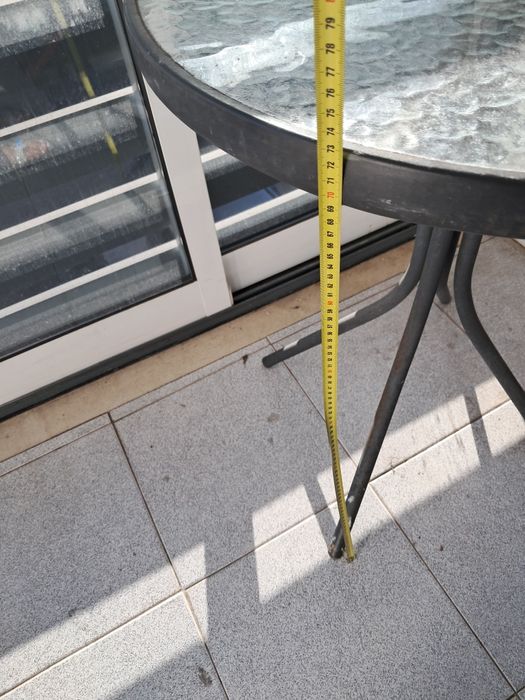 Mesa de apoio de ferro e tampo de vidro redonda