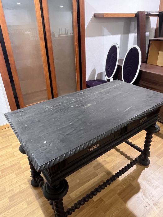 Comoda com detalhes escura