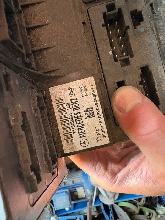 moduł komfortu skrzynka bezpieczników Mercedes 211 e klasa