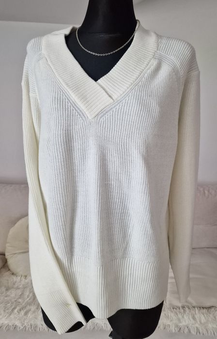 Sweterek z dekoldem ecru" Next".
